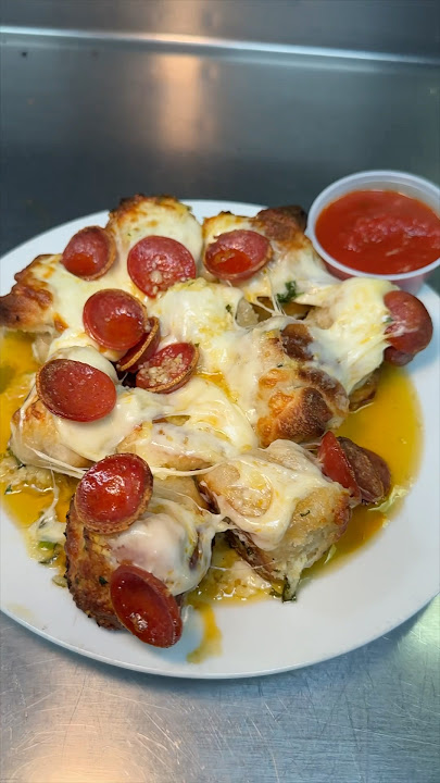 “PEPPERONI CHEESY GARLIC KNOTS” from Frank & Danny’s Pizza on Staten Island NYC! 🍕🧀🔥#DEVOURPOWER