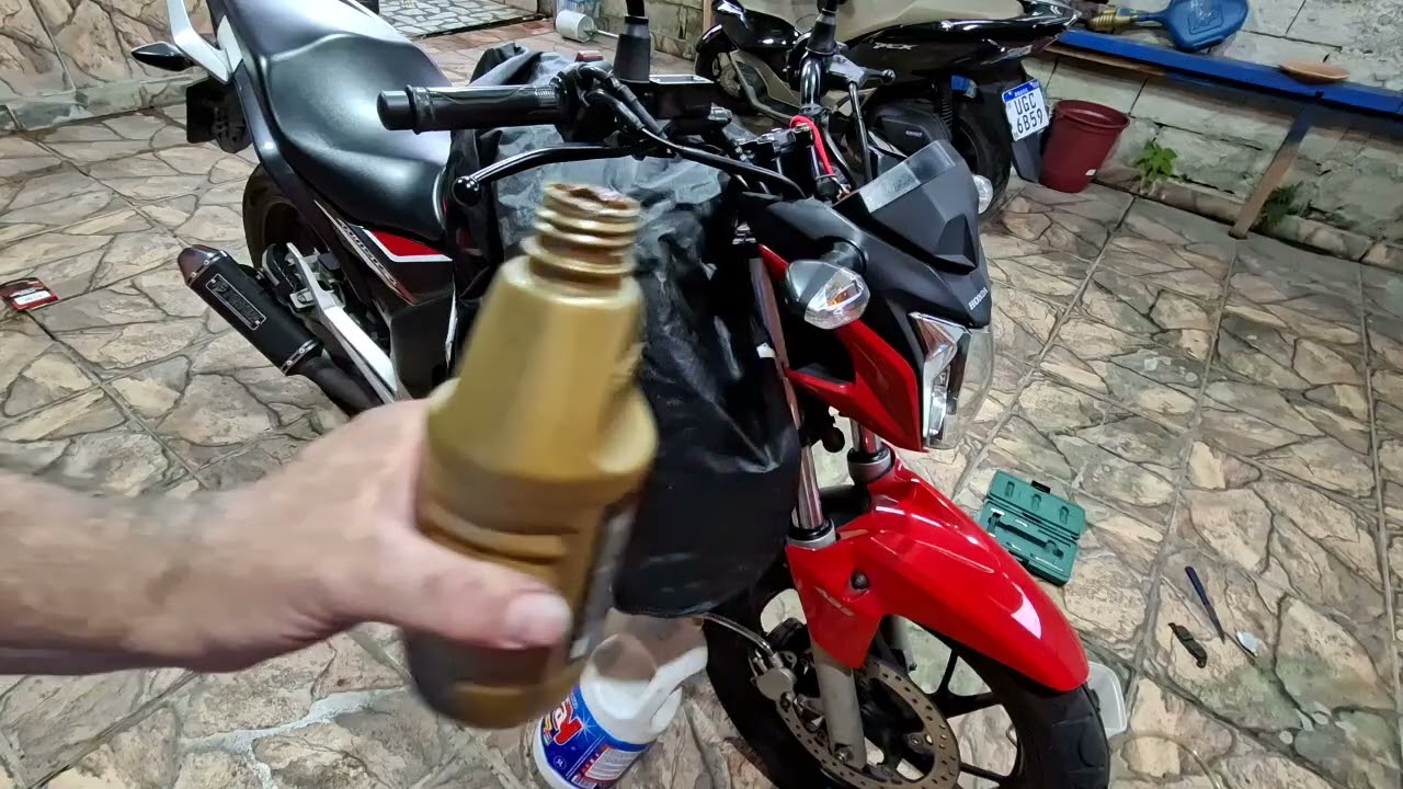 Cb twister 250f  2018 trocando fluido de freio  , nunca trocado 