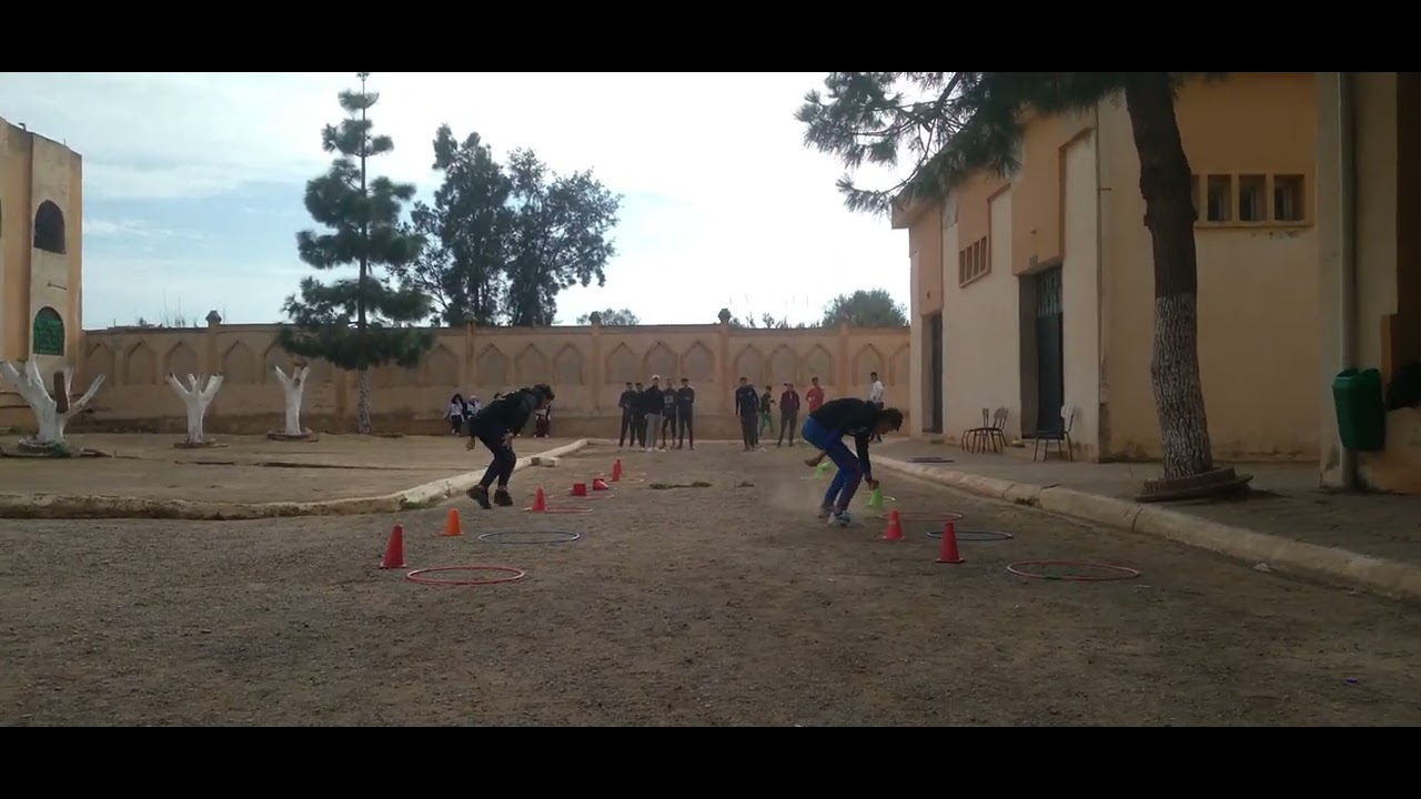 نشاط  الجري السريع : لعبة شبه رياضية # على شكل تتابع بين الأفواج  لإدخال القماع داخل الحلقات