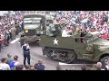 Parade des fanfares américaine et de véhicules militaires d époque