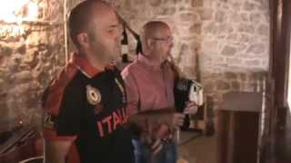 Luis Fernández, gaiteru de Les Maces, col so fíu Julio - Entremediu misa