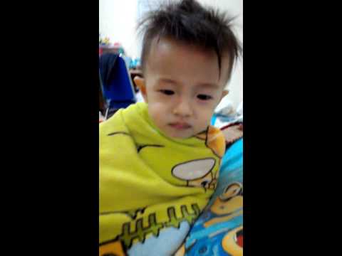 baby-kiss-good-night-before-go-to-sleep.-(funny-video)