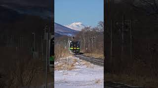 トムラウシ山とDECMO（JR北海道H100形）根室線新得ストレート