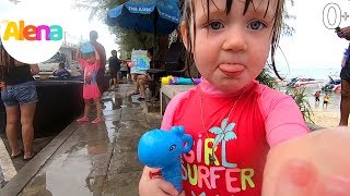 Отмечаем тайский новый год. Дети обливаются водой. Видео для детей