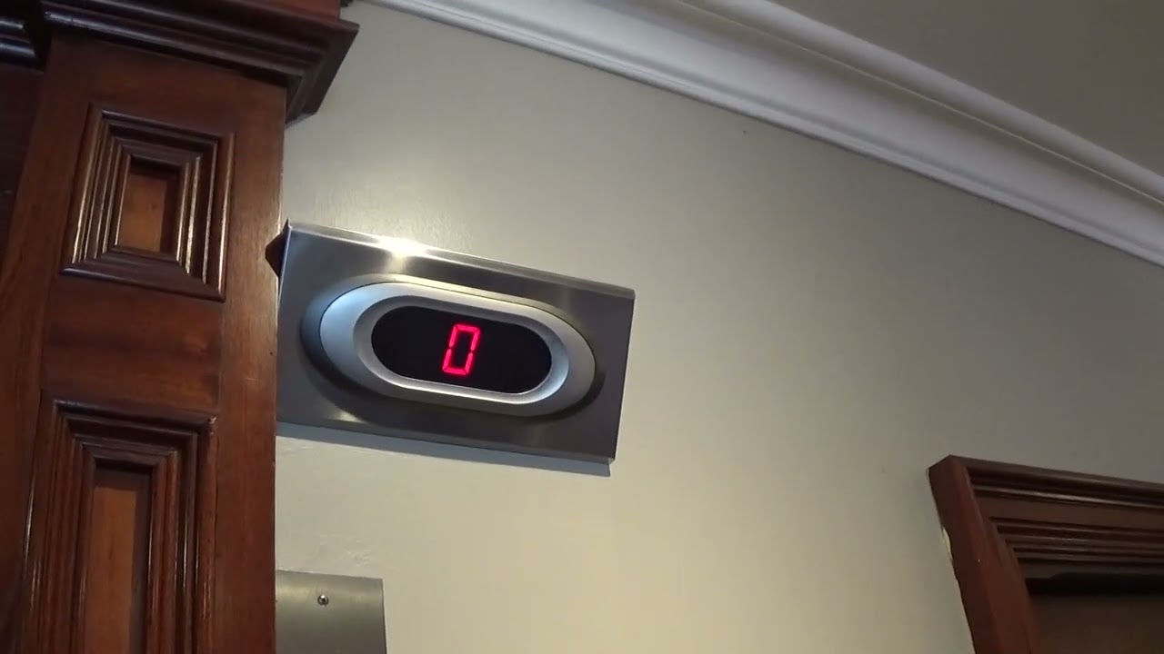 Orona Elevator At The Carrickdale Hotel (EPIC FAIL!!!)