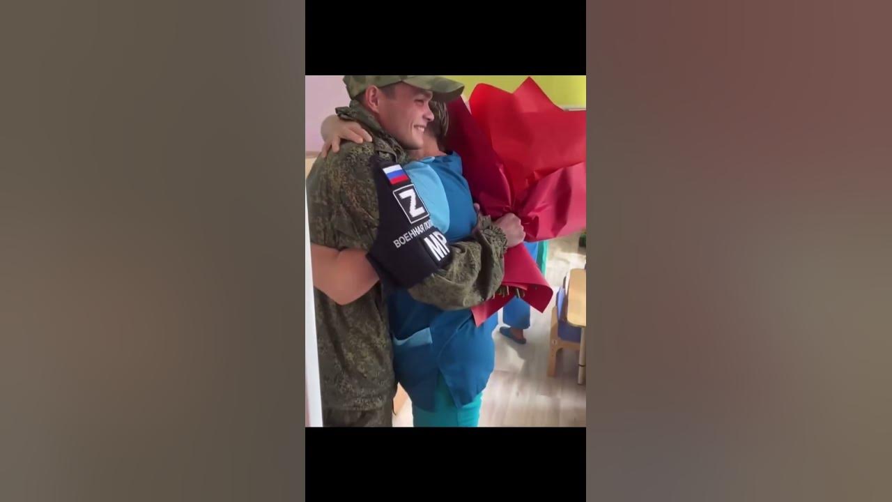 Вот это сюрприз, сын приехал к любимой и родной маме и подарил цветы ️ ...