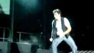 Chayanne "baila con su sombra"