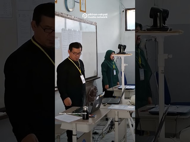 Farhan Rms Farhan Tinjau Langsung Pelaksanaan TKA di SMPN 1 Bandung - Pikiran ...
