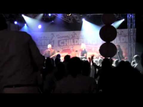 PINK FLOYD REUNION CHARITY CONCERT ( DAVID GILMOUR & ROGER WATERS) - ANOTHER BRICK IN THE WALL
