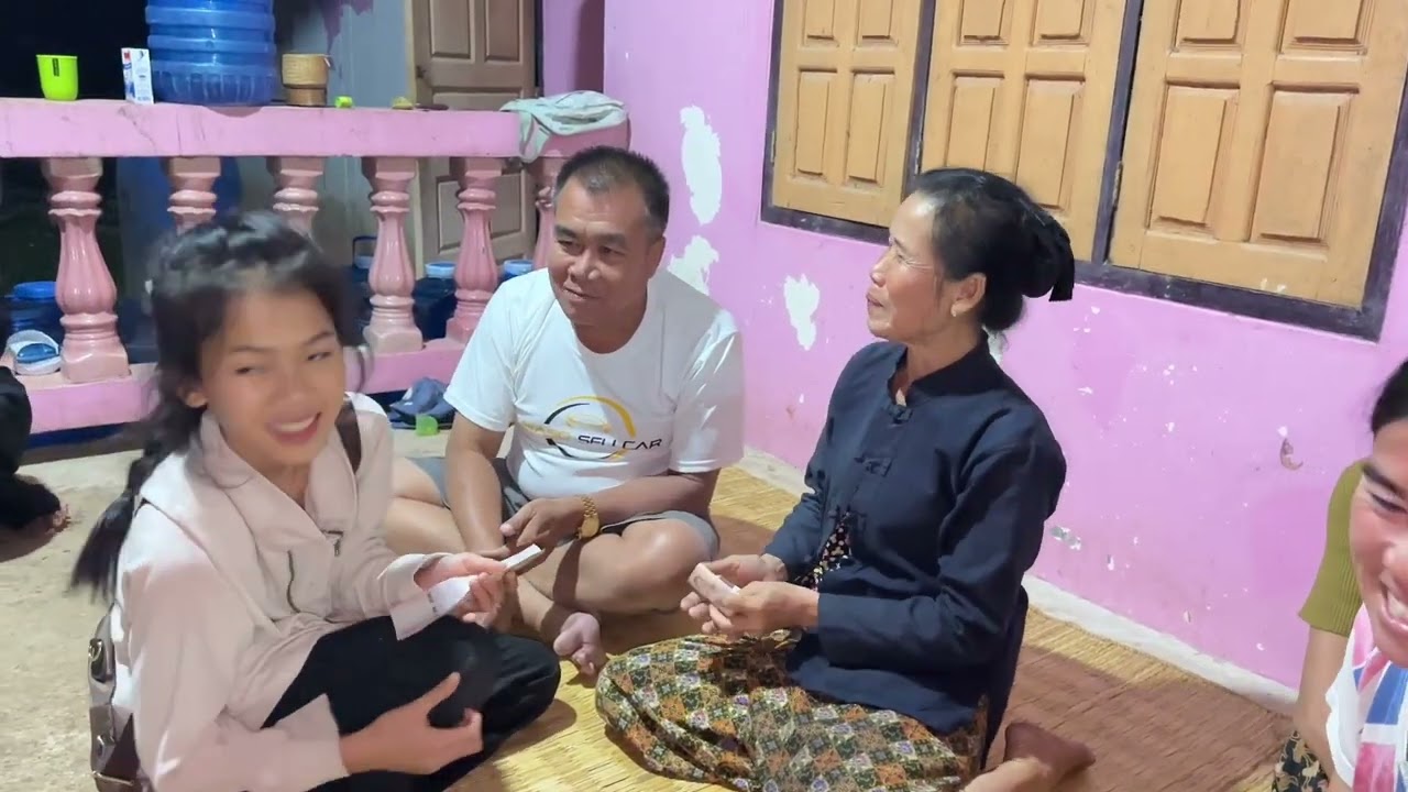 ธิดาลาวเซอร์ไพรส์ครอบครัวที่โพนยานาง ของขวัญปีใหม่ให้พ่อแม่ตายาย