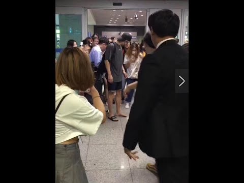 【180905】朴灿烈机场遭粉丝围堵踩烂拖鞋 深夜发文劝粉丝守序