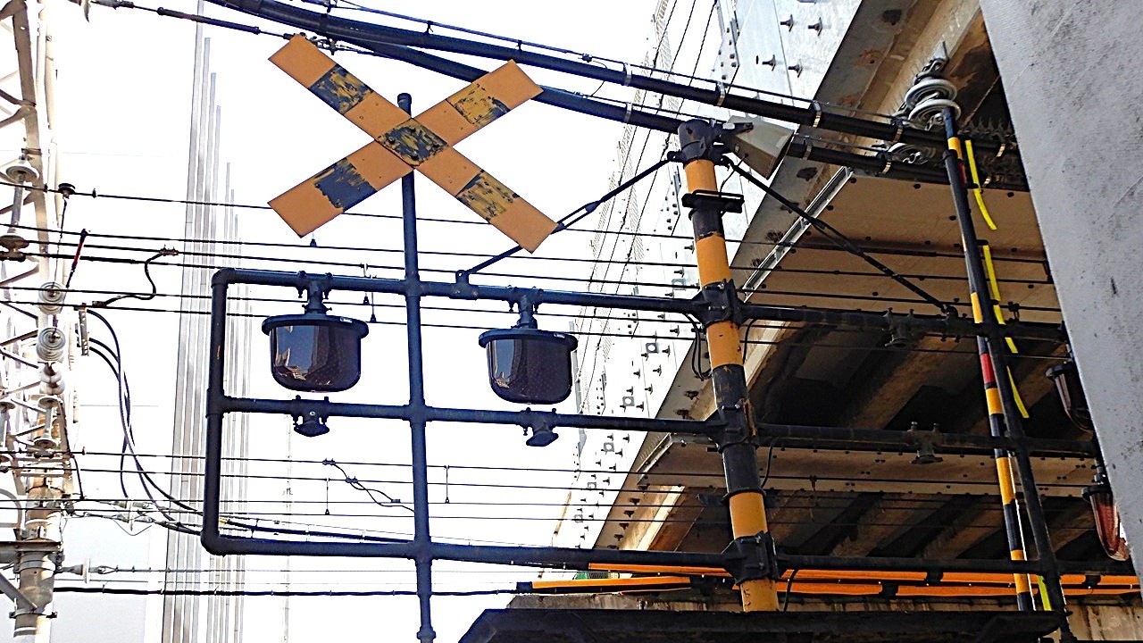 踏切】阪急宝塚線 枠組みの中に警報灯がある踏切 (Railroad crossing