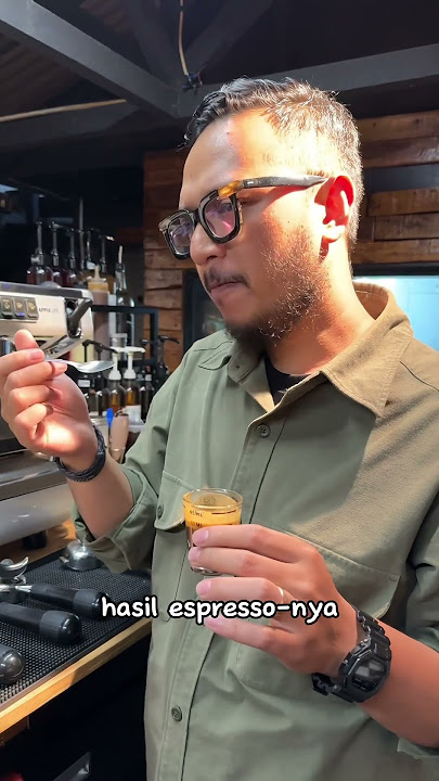 A mandatory routine to keep our coffee delicious. #learningcoffee #espresso #barista