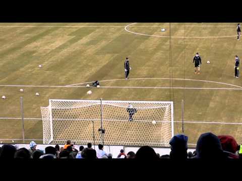 ליאו מסי מבקיע שני גולים בבעיטה אחת