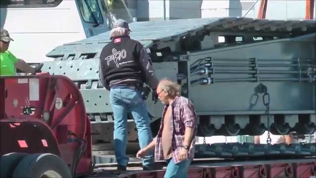 Dismantling a giant crawler crane