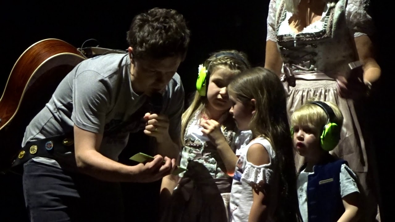 Michael Patrick Kelly / Dirndl + kleines südtiroler  Mädchen ;)