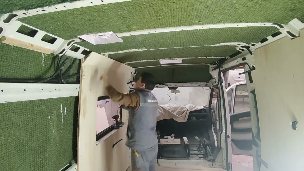 yapıyoruz bişeyler, köşeleride kapattık sıra deriyle kaplamaya geldi #karavanyapımı #karavandayaşam