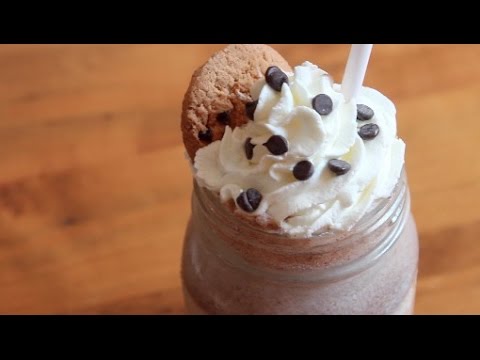 chocolate-chip-cookie-milkshake-|-sweettreats
