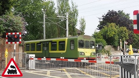 IÉ 8100 & 8510 class Trains - Claremont Road level Crossing (16/7/22).