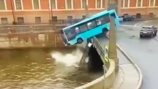 Автобус упал в реку Мойку в Санкт-Петербурге. Есть погибшие