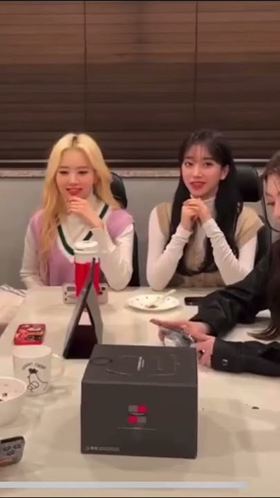 STAYC suddenly singing BTS Mikrokosmos in their recent live!