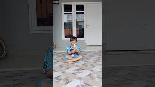 Alif asik makan ice cream sendiri malah digigit can macanan