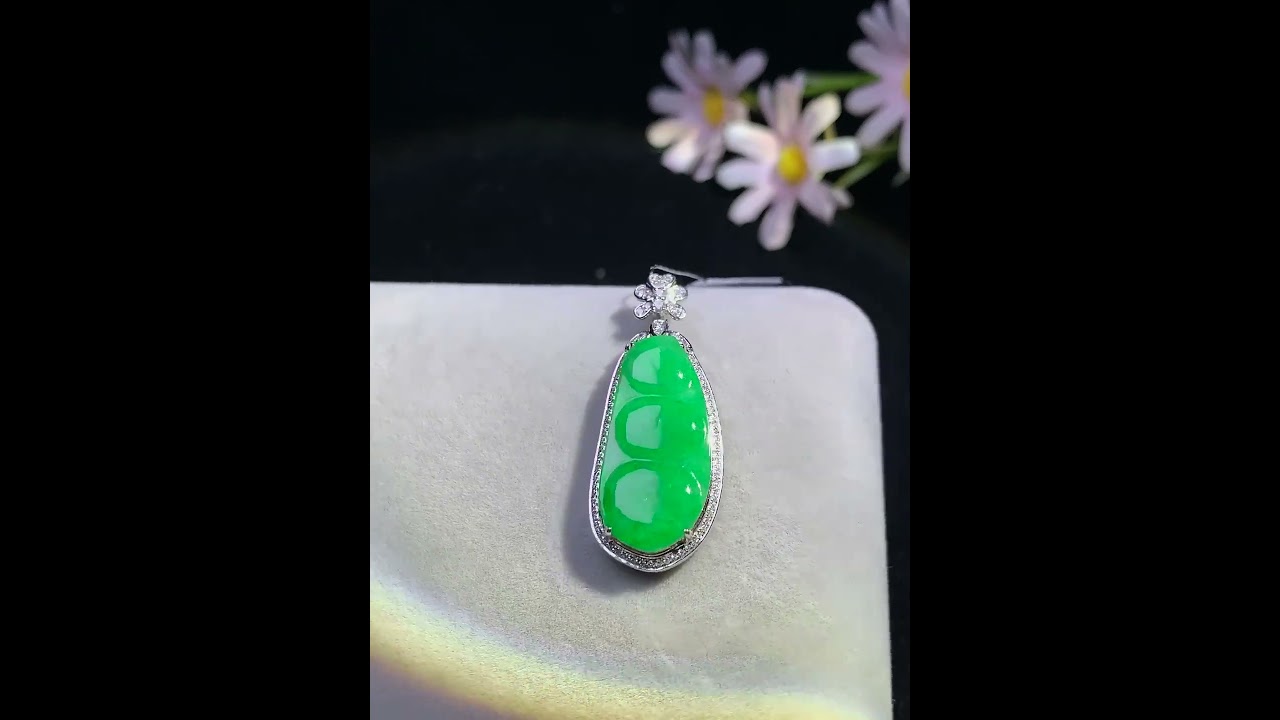 18K Green Jadeite Ru Yi Pendant | Exquisite Design with Natural Jade Stone | 46.5mm