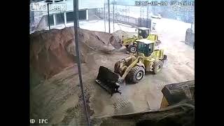 Попала в ковш экскаватора Hit the excavator bucket