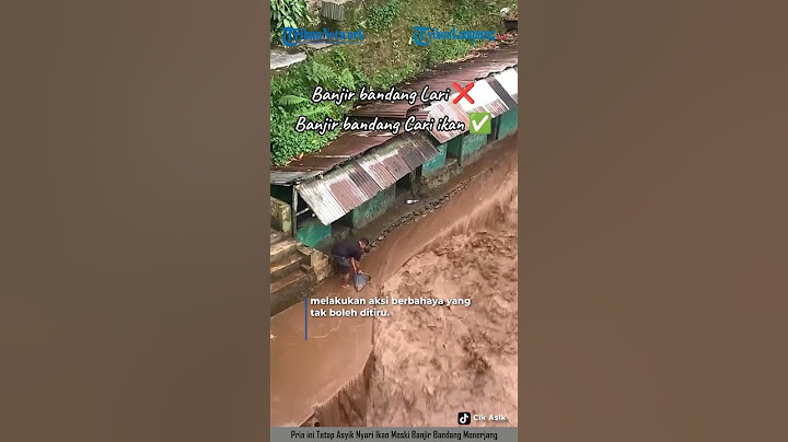 PRIA INI TETAP ASYIK NYARI IKAN MESKI BANJIR BANDANG MENERJANG | @TRIBUNLAMPUNGNEWSVIDEO