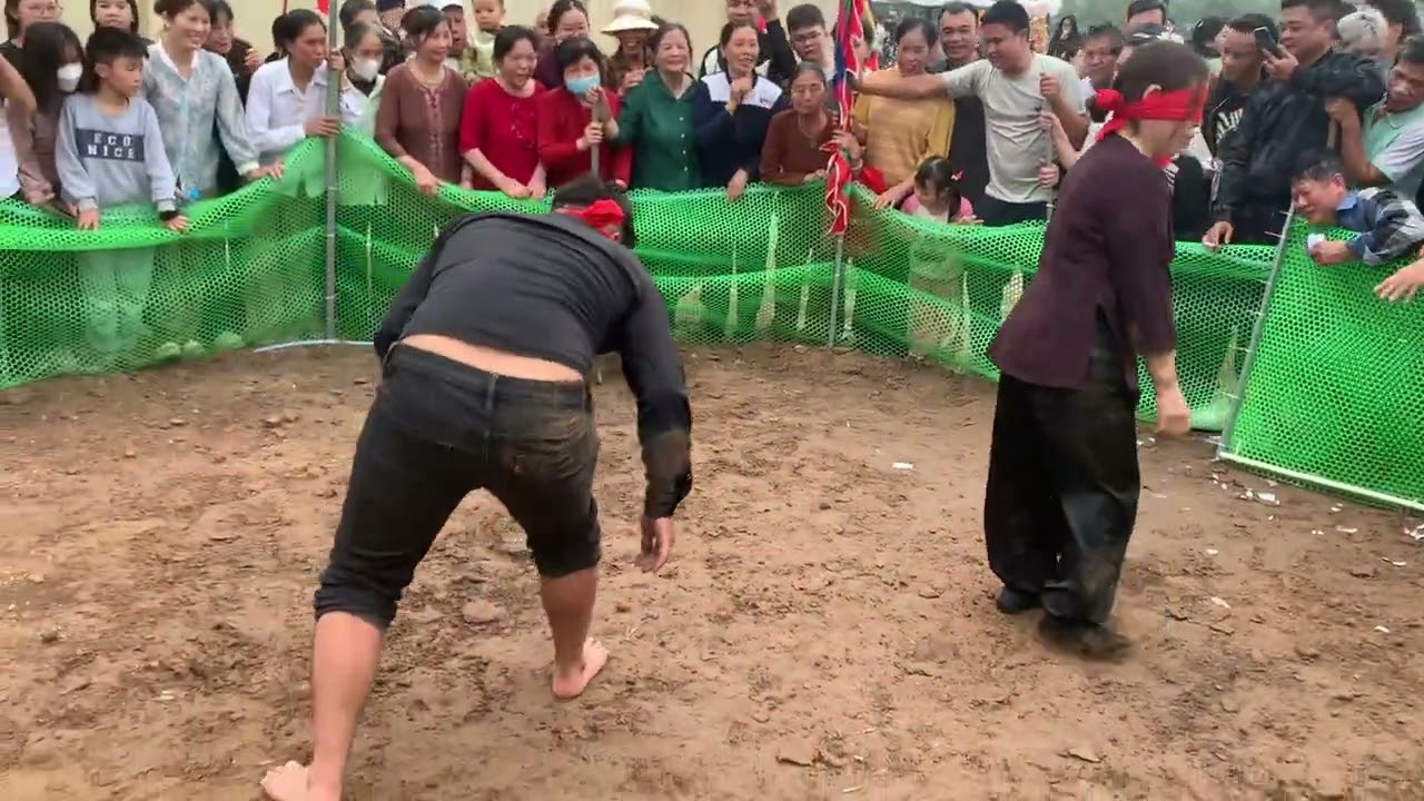 Bịt mắt bắt lợn  hội làng Yên Nội