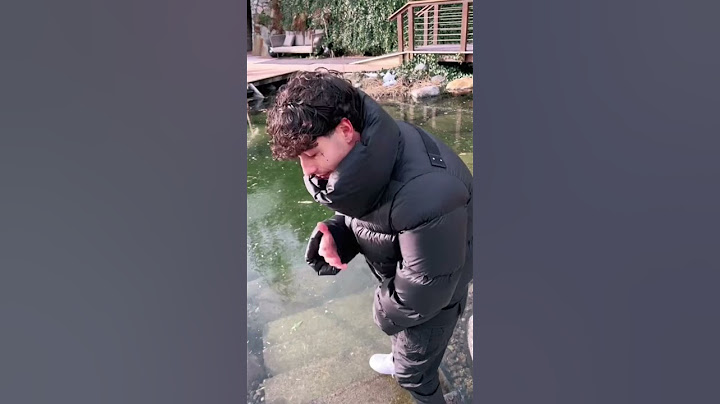Tony Effe cammina sull’acqua