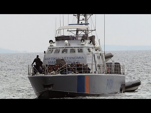 شاهد: إنقاذ 45 مهاجرا سوريا من قاربين واجها صعوبات في قبرص