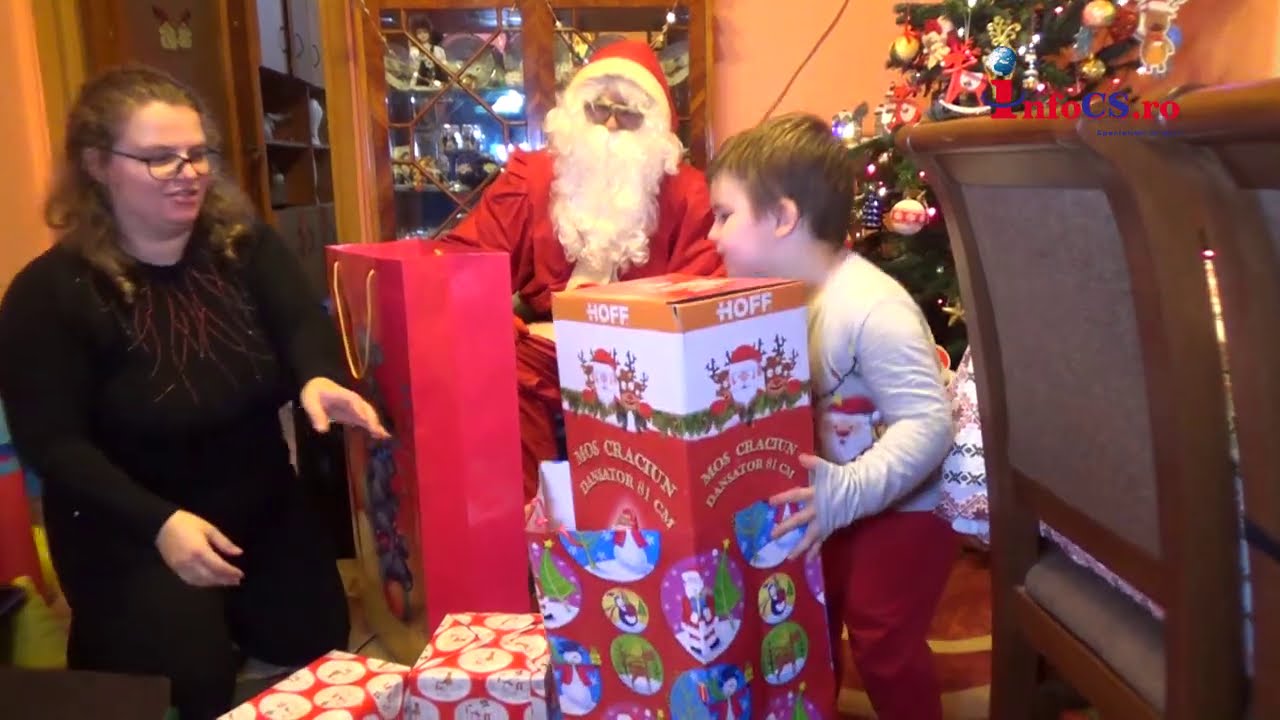 Mos Craciun cu sacul plin la copiii din Resita Mos Craciun a sosit