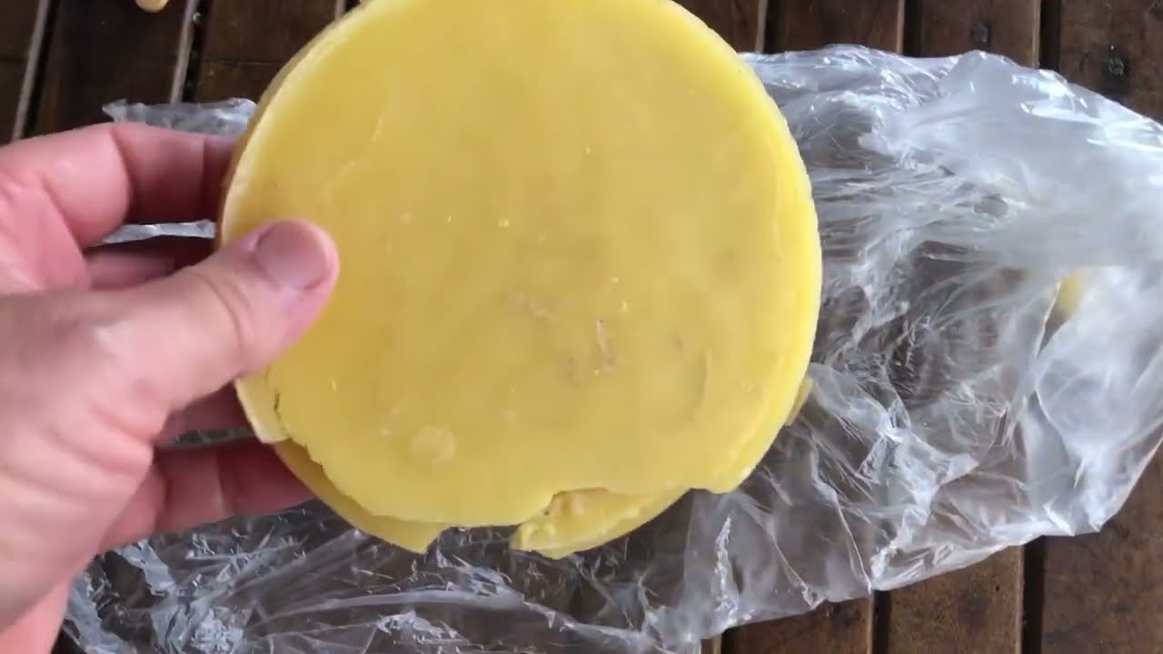 COMO TRANSFORMAR FAVO DE MEL EM CERA LIMPA DE ABELHA - HOW TO TURN HONEYCOMB INTO BEESWAX #MC1961