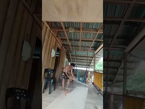 bapa memasang Siling Di kaki Lima Rumah