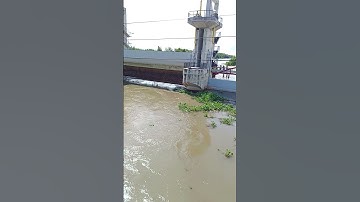 nước chảy xiết khi mở cống tha la 15/9/2025