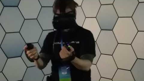 OlivierJT trying Valve "Knuckle K1" prototype at SteamDevDays 2016