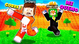 ¡MINECRAFT pero ESCAPAMOS DE UN TSUNAMI GIGANTE DE LAVA! 😨 😂 | SRGATO VS OLA GIGANTE EN MINECRAFT