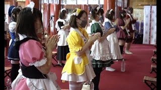 メイドさんが「打ち水」前に神頼み