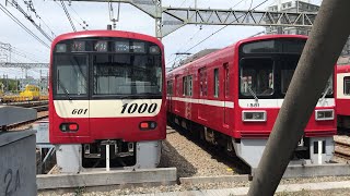 京急線6両編成99S特急神奈川新町行き1000形601〜606編成と6両編成1500形1581、1584編成が、金沢文庫車検区の車庫車止めに停車中！【令和2年5月3日日曜日】