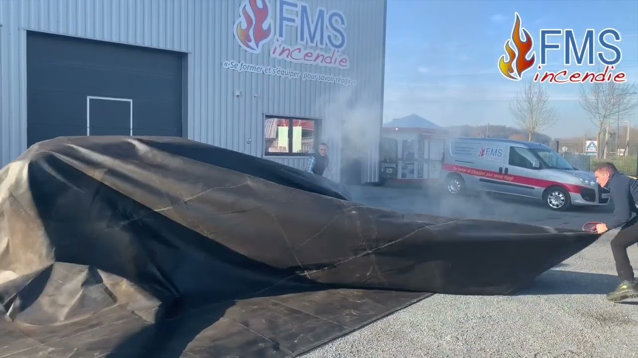 Démonstration couverture anti-incendie sur feu de véhicule électrique