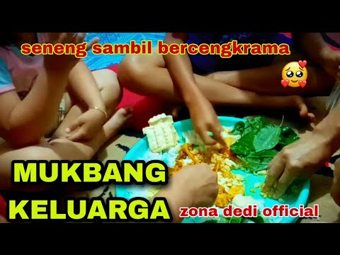 mukbang-keluarga-sama-ayam-bumbu-kuning-lalapan-mentah