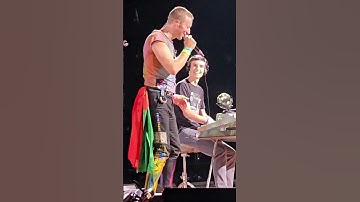 Chris Martin Singing "Coldplay - The Hardest Part" With a Fan Playing Piano 🇵🇹