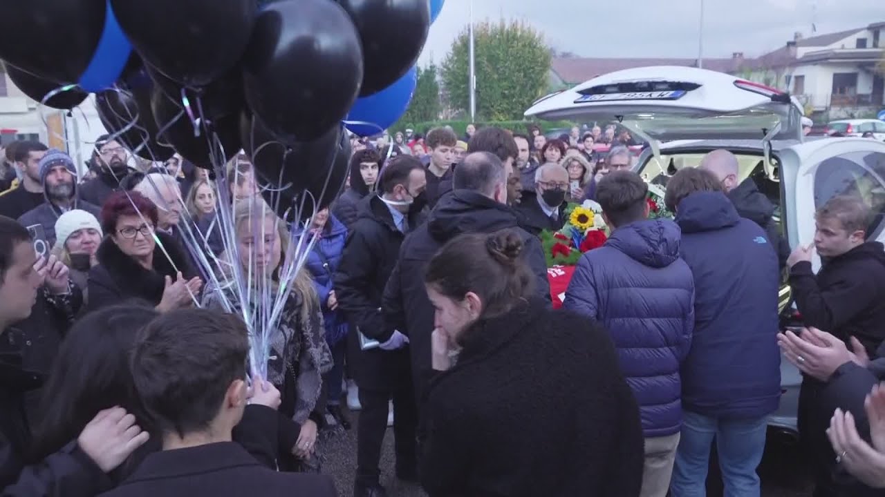 Il saluto a due ragazzi morti a San Giustino - YouTube