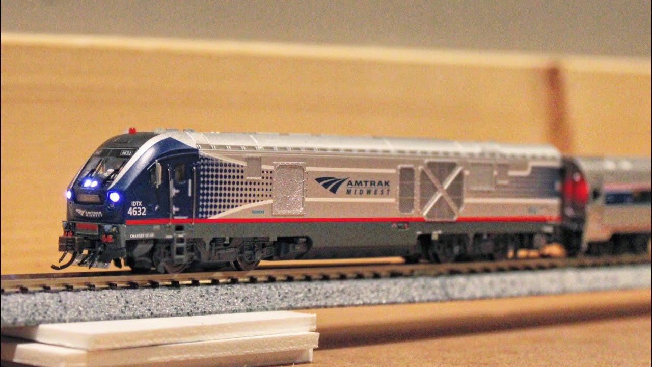 New N Scale Bachmann Amtrak Midwest SC-44 Charger Locomotive with lots of lights + DCC-Sound
