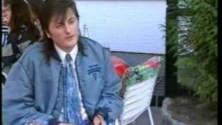 Video thumbnail of "MLADEN KVESIĆ "CRNE KOSE, CRNE PUTI" (1993 god.)"