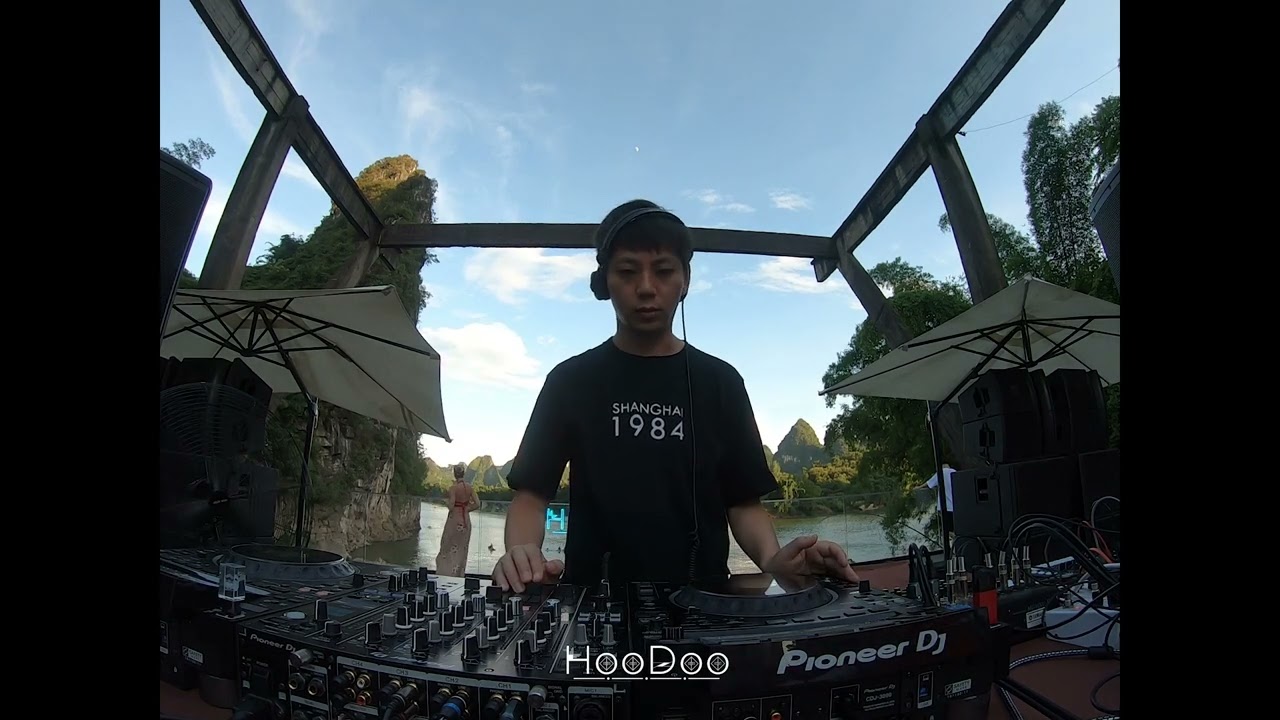 Смотреть «MA HAIPING @Aquatacism Festival (Hoodoo), Yangshuo China» на YouTube Смотреть «MA HAIPING @Aquatacism Festival (Hoodoo), Yangshuo China» на YouTube