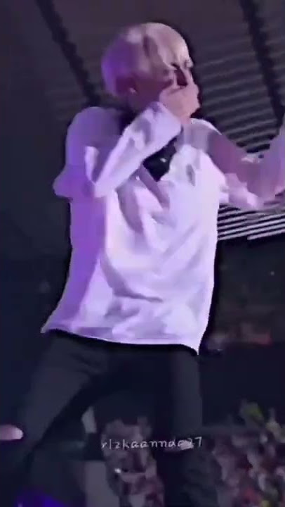 jin giving flying kiss to Bts member on  stage💋😘