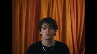 Thomas Headon - Chicago
Listen to wasnt a fighting kid now: https://thomasheadon.lnk.to/wasntafightingkid
instagram | https://www.instagram.com/thomasheadon/
tiktok | https://tiktok.com/@thomasheadon
twitter | https://twitter.com/ThomasHeadon
spotify | https://spoti.fi/2OdT4hL
apple music | https://apple.co/2QmWXUn
merch | https://eurostore.warnermusic.com/gb/music-store/artists/thomas-headon/
discord | https://discord.gg/thomas-headon-friends-879664155802619964
Lyrics
Whos the expert in this?
i’ll return my ticket
no therapy is gonna teach me this
gotta help try admit it
that if i land in the summer
and you don’t stop by
it’ll be cause we’re distant
tell me that’ll be the reason why
gimme some will, it’s never gone for good
it’s a tough pill, to swallow down but i should
but now i hate Chicago
and New York’s not the same
and i wish that Seattle
wasn’t quite like LA
and even though I won’t run into you
i still feel the same
‘cause i can’t go to Chicago
without wishing
you’ll be at the gate
i’ll put it all in a podcast
I wanna sleep on the way
if i hear your voice i might just
i might just say
Why can’t you be in Georgia?
i didn’t think you’d stay
now am i meant to pour my heart out
if it’s gonna change
depictions of me, or what i picture of you
what kinda person I’ve been
with all the shit we’ve been through
my blood hasn’t felt much colder cause i’ve last touched you through
my phone hasn’t let me hold you since we both withdrew
so gimme some will, it’s never gone for good
it’s a tough pill, to swallow down but i should
but now i hate Chicago
and New York’s not the same
and i wish that Seattle
wasn’t quite like LA
and even though I won’t run into you
i still feel the same
‘cause i can’t go to Chicago
without wishing
you’ll be at the gate
(maybe we should all just, get along with each other)
Credits
Director - Euan sime and Thomas Headon
DoP - Marti Guiver
Gaffer - Jack Burgess
Steadicam - George Dixon
Photographer - Melissa Gardner
Production Coordinator - Rachel Davies
HMU - Elle McMahon
Stylist - Amy Holden-Brown
Colourist - Ricardo Sokolowska-Pedrosa
Kit Rental - Bulb Rentals
Poster Design - Sally Barton
Extras - Amy Martin, Kathryn Lincoln, Owen Peters, Josh Farrah, Stephen Barnes, Ryan McMahon, Yandani Shabalala
Label Commissioner - Paddy Renehan
Management - Pretty Good Music
Label - SUCH A GOOD COMPANY under exclusive license to Warner Records
#Chicago #ThomasHeadon #NewMusic Thomas Headon - Chicago