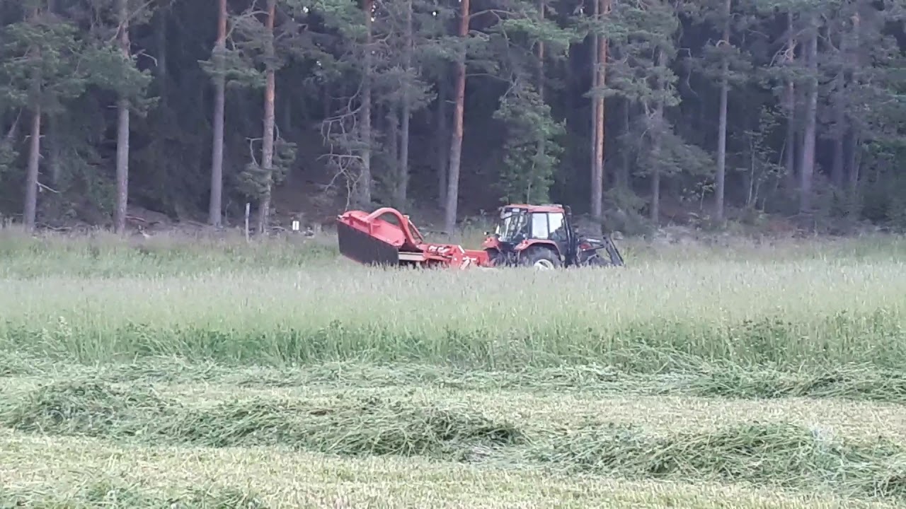 Silageslåtter med New Holland Ts 100 och Kvernerland slåtterkross